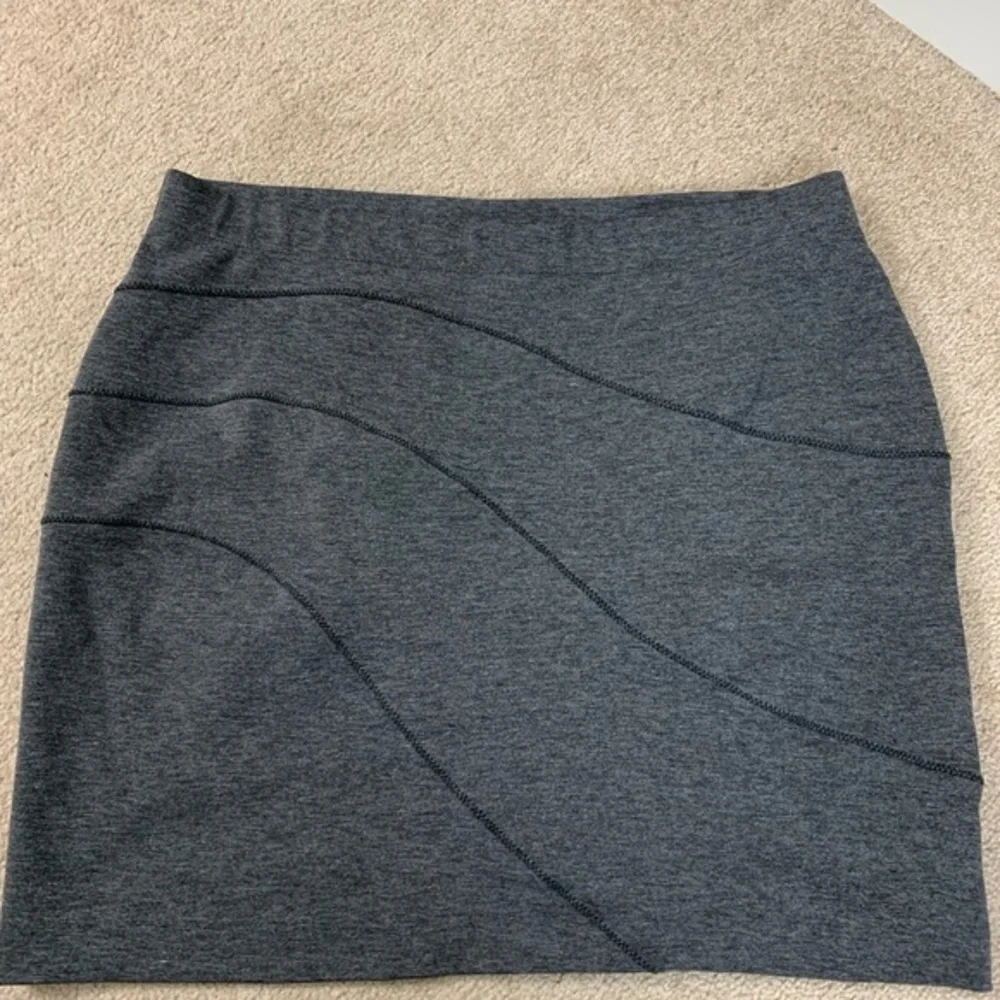 SimplyVera Vera Wang Gray Stretch Skirt Size Large - Picture 3 of 5
